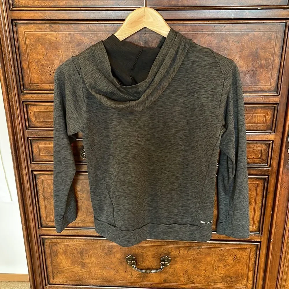 𝅺nike Dri Fit Boys dark grey top